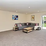 Weston Villa - Spacious & Family Friendly - Bookahome